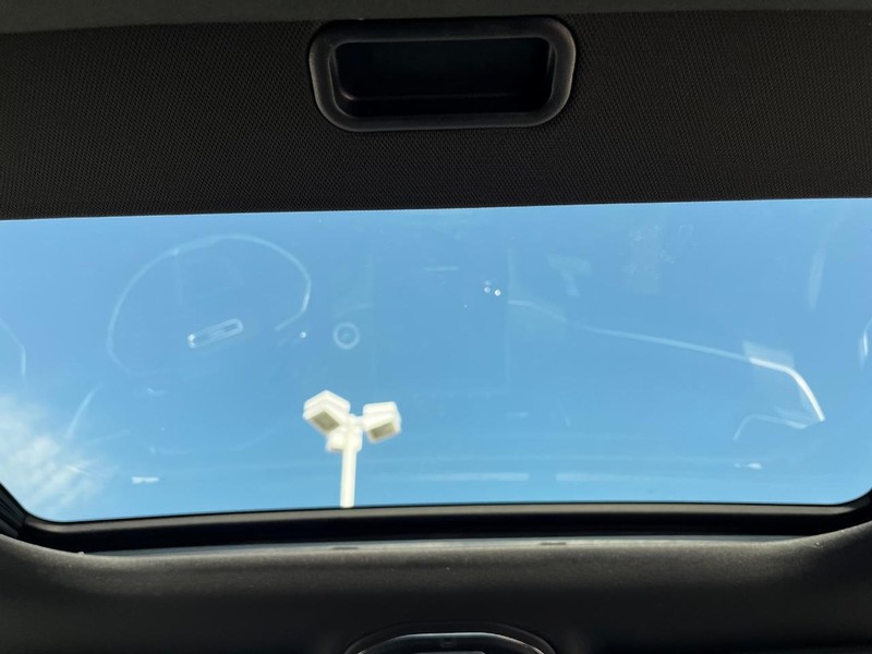 Jeep Grand Cherokee Vehicle Full-screen Gallery Image 05