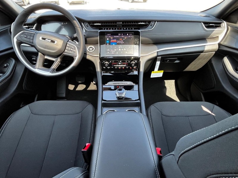 Jeep Grand Cherokee Vehicle Full-screen Gallery Image 06