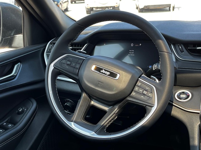 Jeep Grand Cherokee Vehicle Full-screen Gallery Image 07