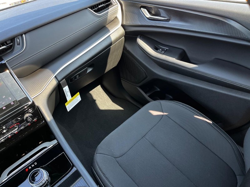 Jeep Grand Cherokee Vehicle Full-screen Gallery Image 08