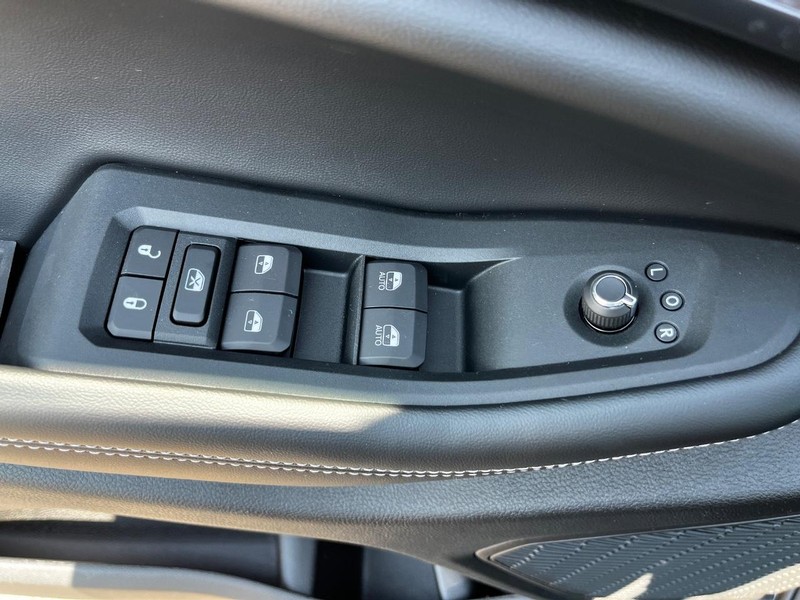 Jeep Grand Cherokee Vehicle Full-screen Gallery Image 09