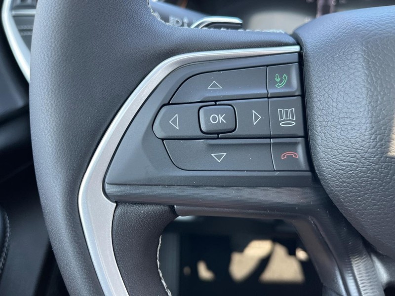 Jeep Grand Cherokee Vehicle Full-screen Gallery Image 11