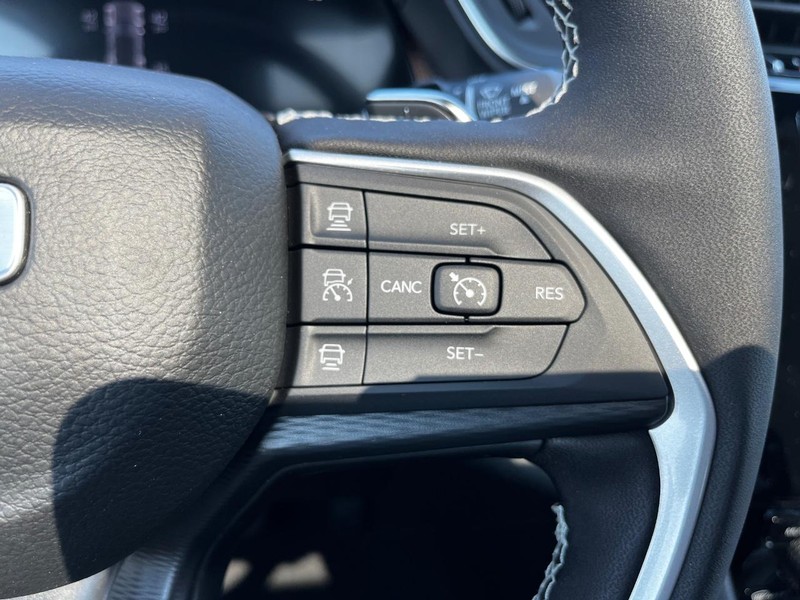 Jeep Grand Cherokee Vehicle Full-screen Gallery Image 12