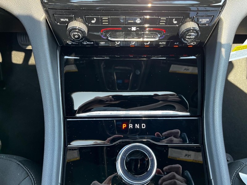 Jeep Grand Cherokee Vehicle Full-screen Gallery Image 14