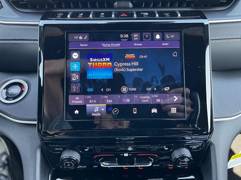 Jeep Grand Cherokee Vehicle Full-screen Gallery Image 15