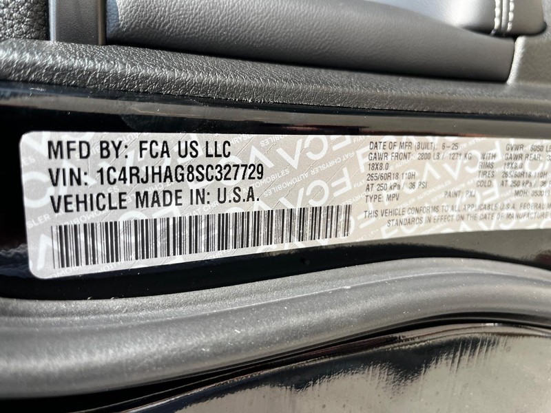 Jeep Grand Cherokee Vehicle Full-screen Gallery Image 17