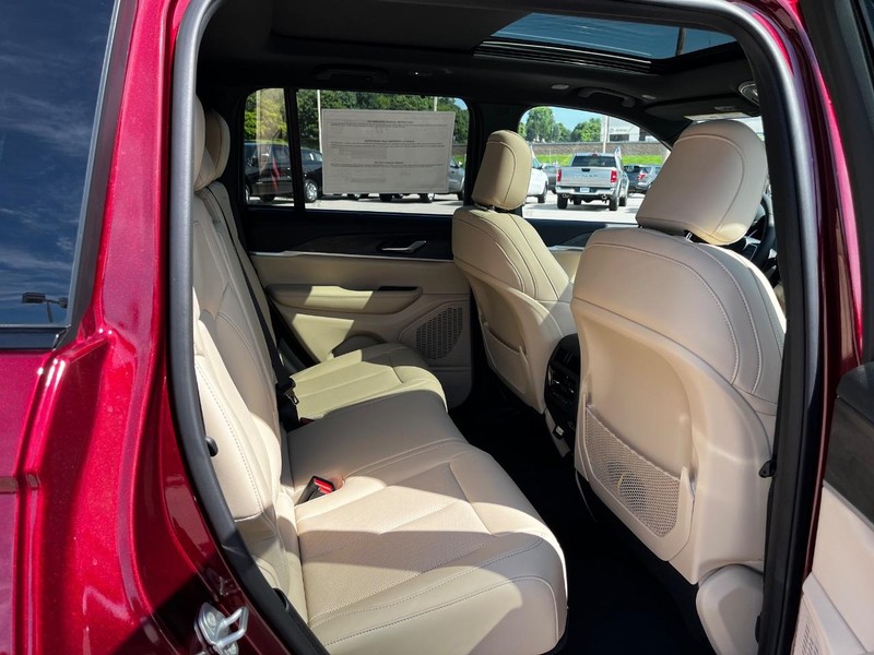 Jeep Grand Cherokee Vehicle Full-screen Gallery Image 04