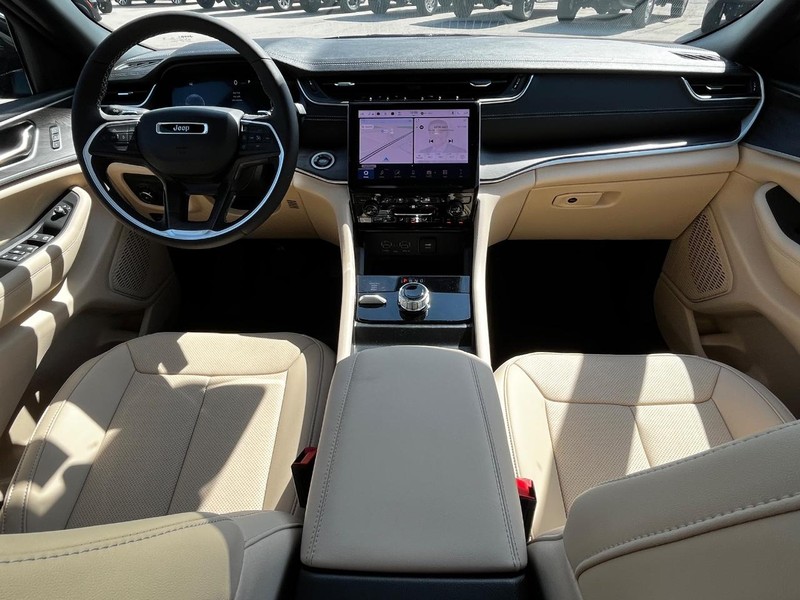 Jeep Grand Cherokee Vehicle Full-screen Gallery Image 06