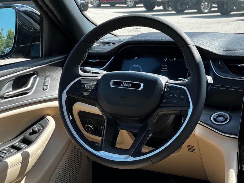 Jeep Grand Cherokee Vehicle Full-screen Gallery Image 07