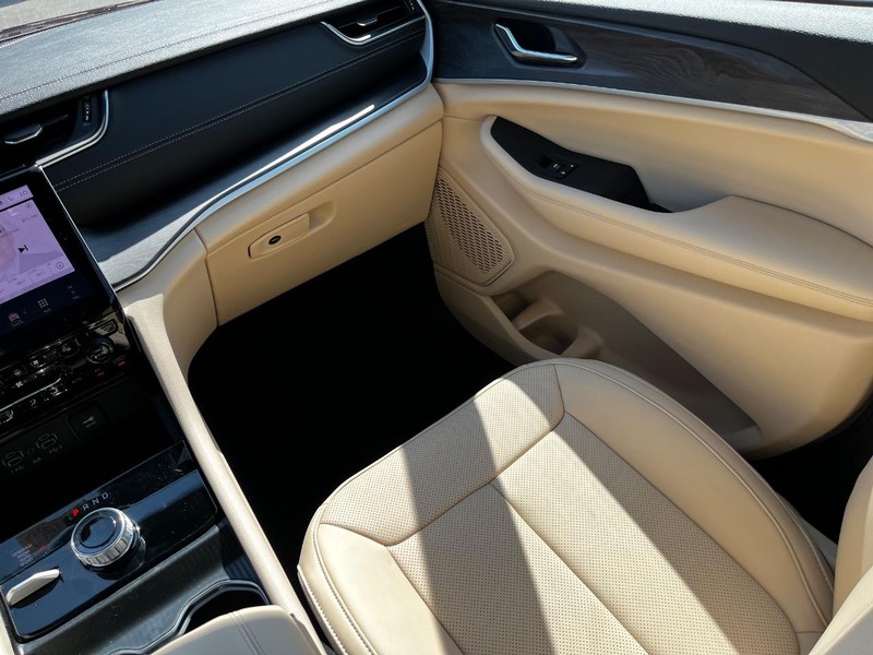 Jeep Grand Cherokee Vehicle Full-screen Gallery Image 08