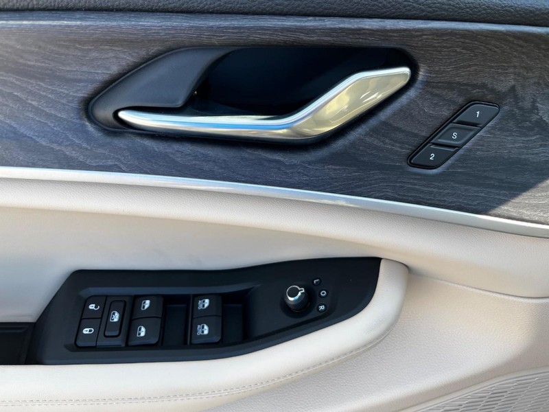 Jeep Grand Cherokee Vehicle Full-screen Gallery Image 09