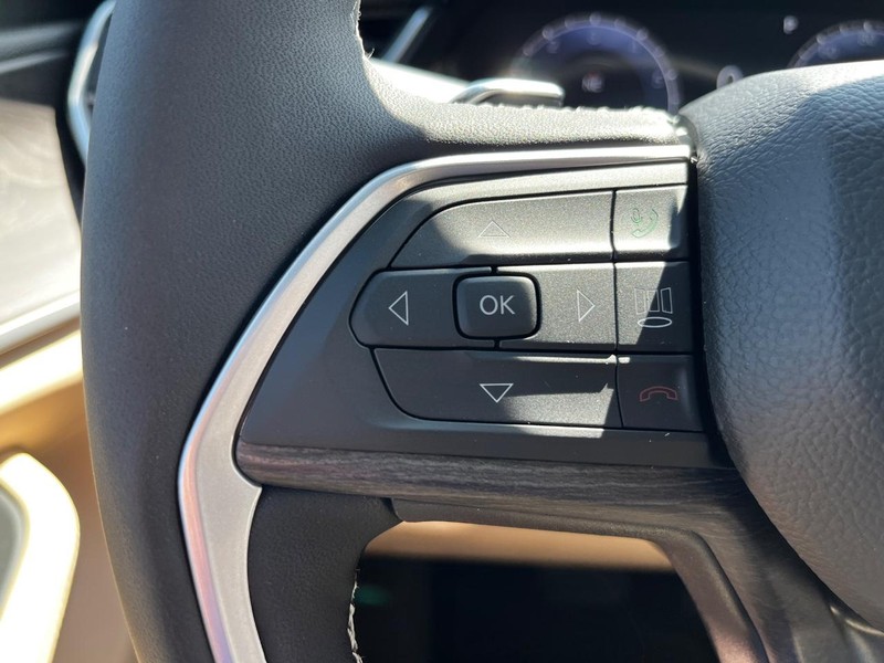 Jeep Grand Cherokee Vehicle Full-screen Gallery Image 11