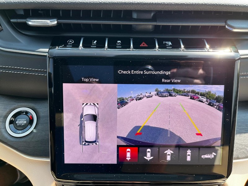 Jeep Grand Cherokee Vehicle Full-screen Gallery Image 16