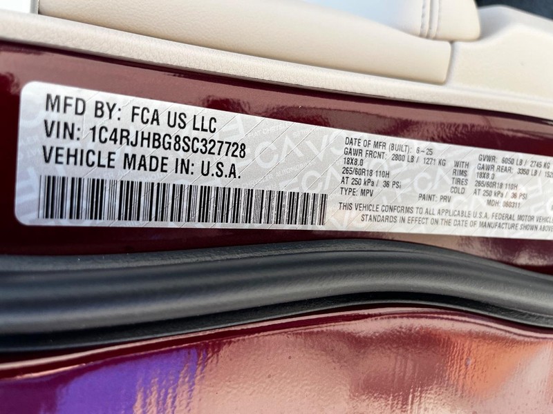 Jeep Grand Cherokee Vehicle Full-screen Gallery Image 17