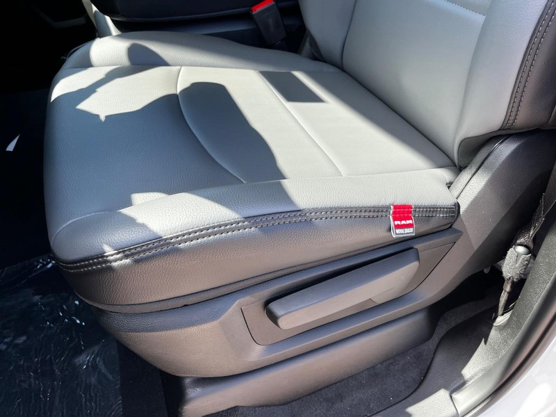 Ram 2500 Vehicle Full-screen Gallery Image 09