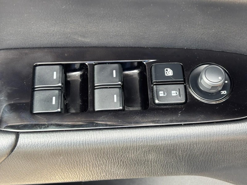 Mazda CX-5 Vehicle Full-screen Gallery Image 22