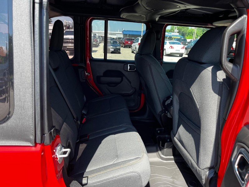 Jeep Wrangler Vehicle Full-screen Gallery Image 04