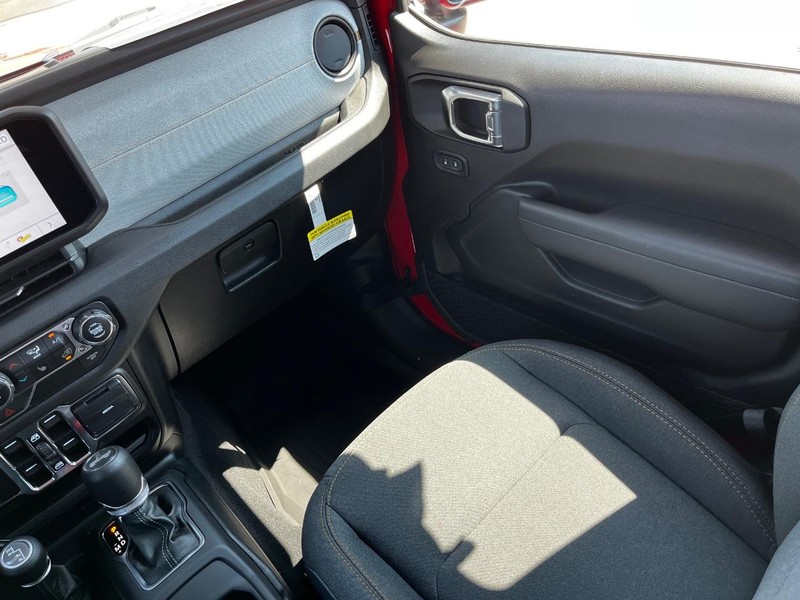 Jeep Wrangler Vehicle Full-screen Gallery Image 07