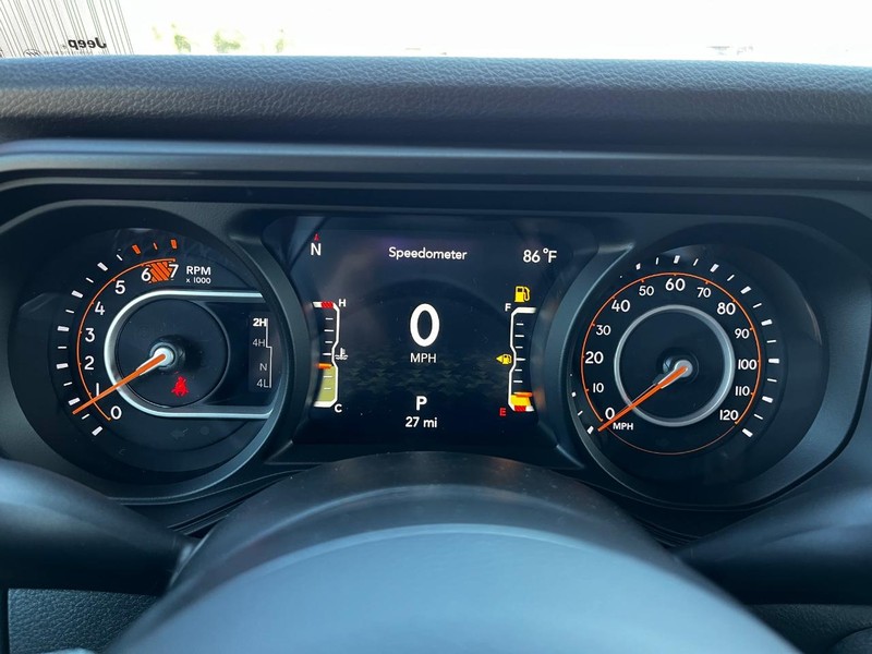 Jeep Wrangler Vehicle Full-screen Gallery Image 12