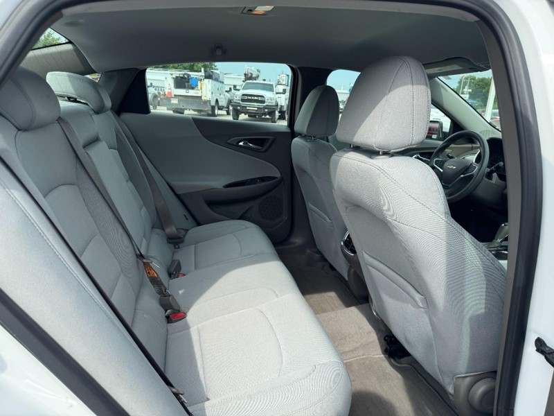 Chevrolet Malibu Vehicle Full-screen Gallery Image 10