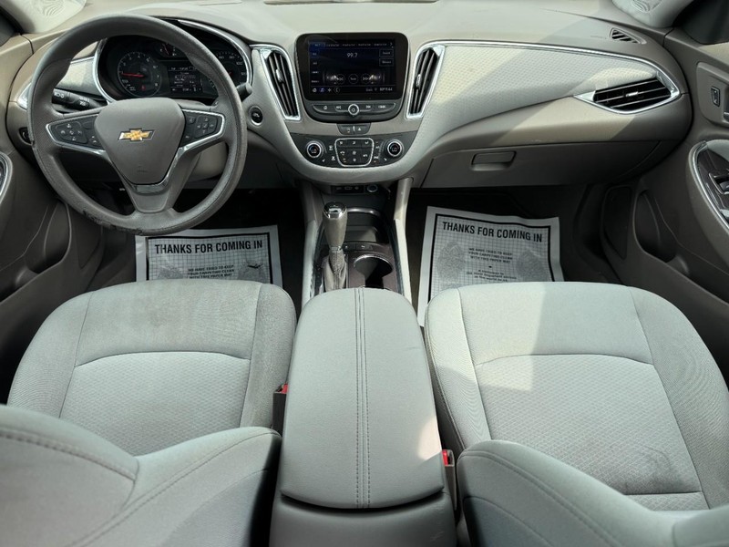 Chevrolet Malibu Vehicle Full-screen Gallery Image 11