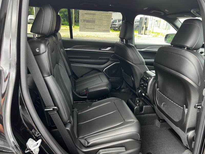 Jeep Grand Cherokee L Vehicle Full-screen Gallery Image 04