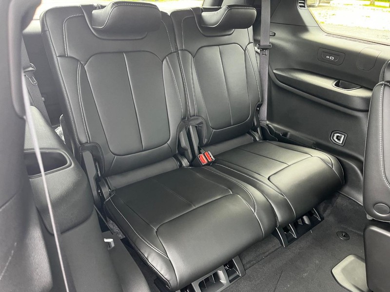 Jeep Grand Cherokee L Vehicle Full-screen Gallery Image 05