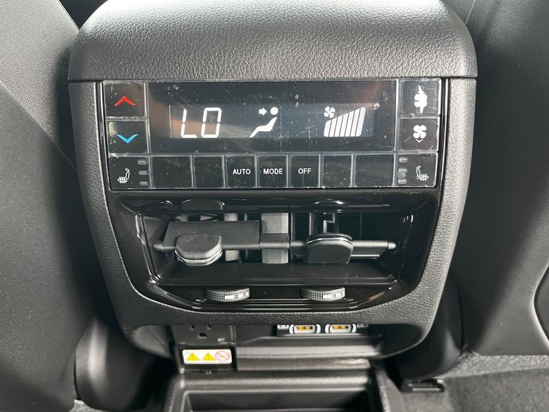 Jeep Grand Cherokee L Vehicle Full-screen Gallery Image 06