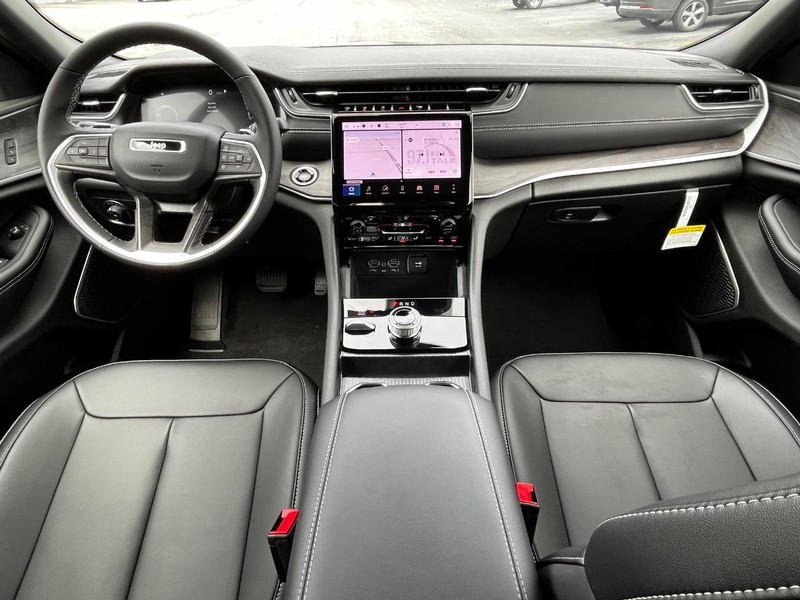 Jeep Grand Cherokee L Vehicle Full-screen Gallery Image 07