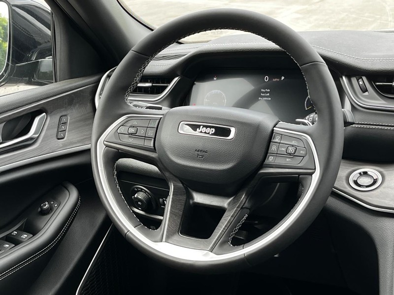 Jeep Grand Cherokee L Vehicle Full-screen Gallery Image 08