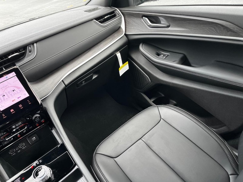 Jeep Grand Cherokee L Vehicle Full-screen Gallery Image 09