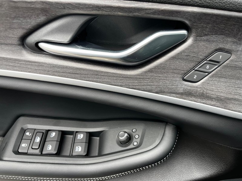 Jeep Grand Cherokee L Vehicle Full-screen Gallery Image 10