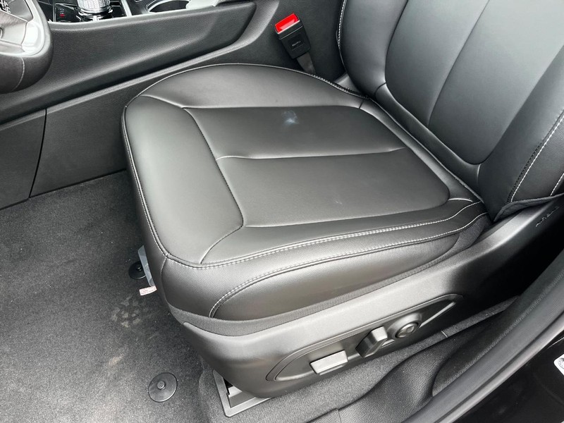 Jeep Grand Cherokee L Vehicle Full-screen Gallery Image 11