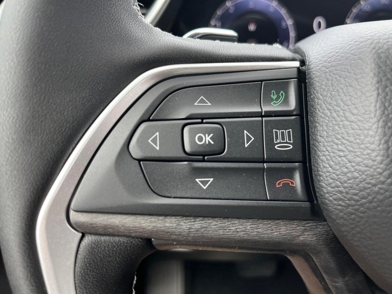 Jeep Grand Cherokee L Vehicle Full-screen Gallery Image 12