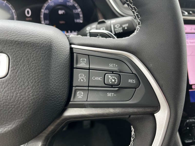 Jeep Grand Cherokee L Vehicle Full-screen Gallery Image 13