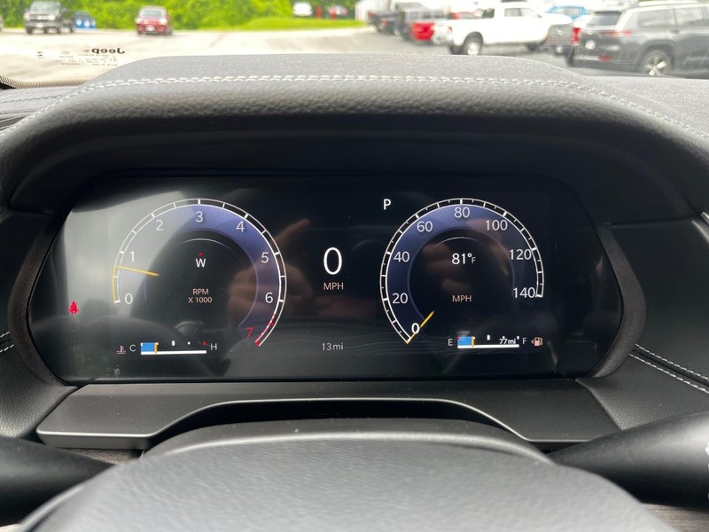 Jeep Grand Cherokee L Vehicle Full-screen Gallery Image 14