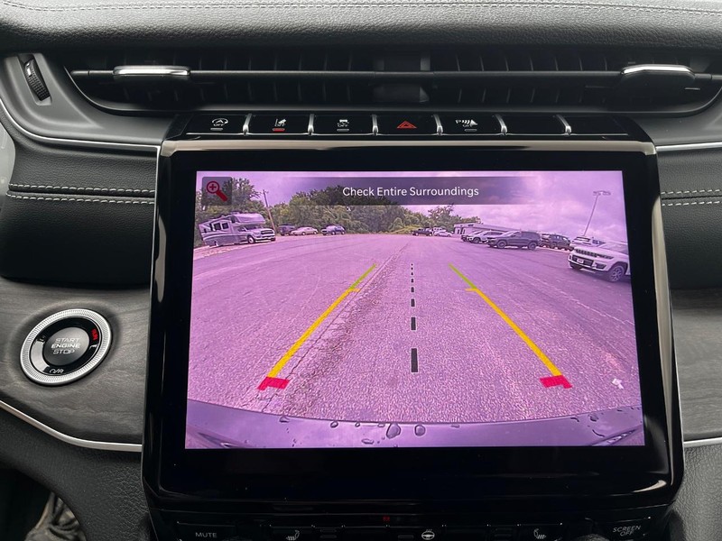 Jeep Grand Cherokee L Vehicle Full-screen Gallery Image 16