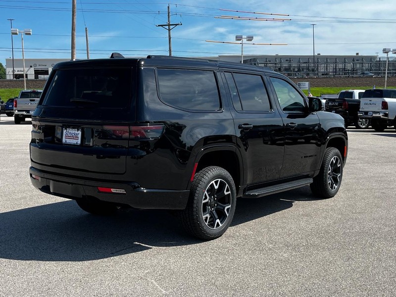 Jeep Wagoneer Vehicle Full-screen Gallery Image 03