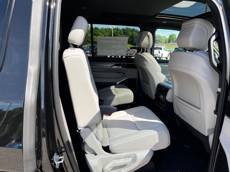 Jeep Wagoneer Vehicle Full-screen Gallery Image 04