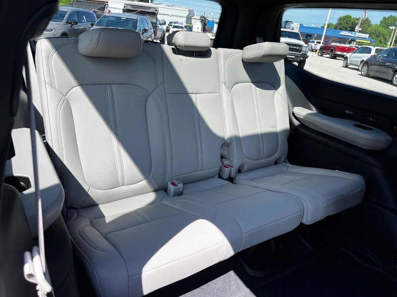 Jeep Wagoneer Vehicle Full-screen Gallery Image 05