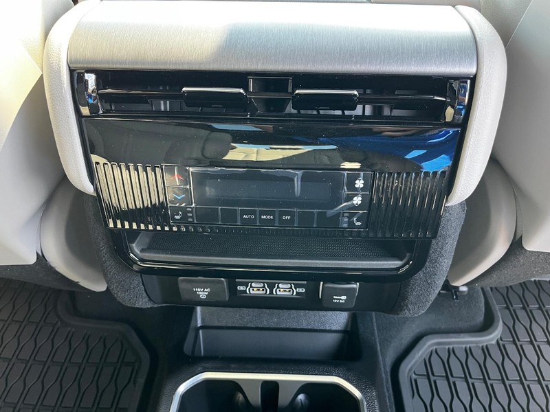 Jeep Wagoneer Vehicle Full-screen Gallery Image 06