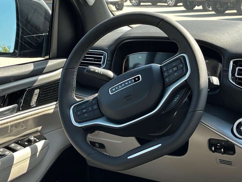 Jeep Wagoneer Vehicle Full-screen Gallery Image 09