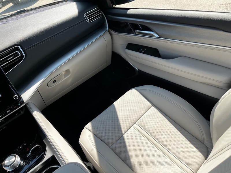 Jeep Wagoneer Vehicle Full-screen Gallery Image 10