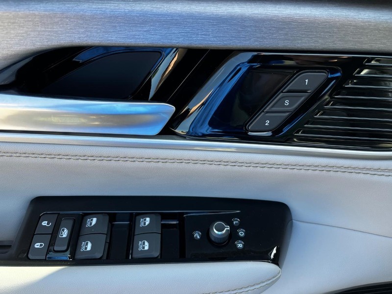 Jeep Wagoneer Vehicle Full-screen Gallery Image 11