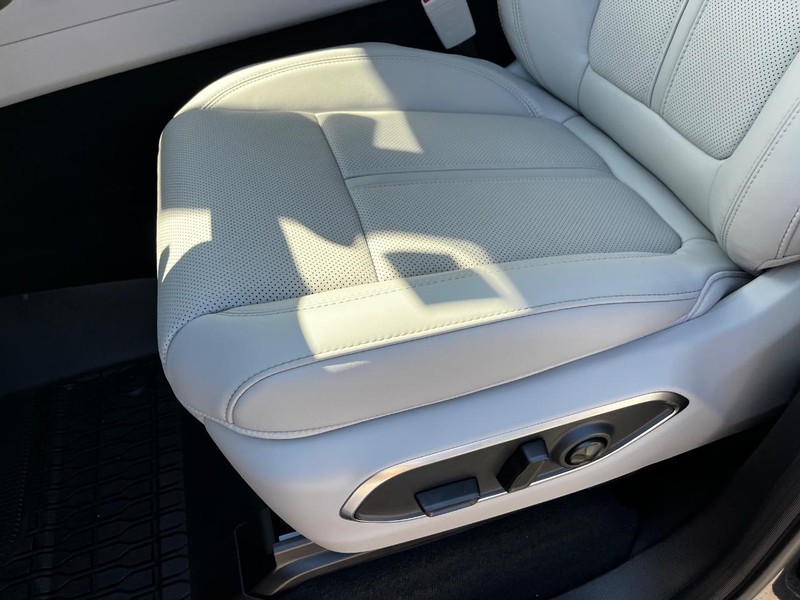 Jeep Wagoneer Vehicle Full-screen Gallery Image 12