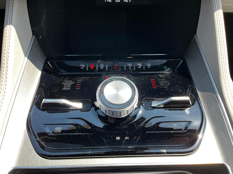 Jeep Wagoneer Vehicle Full-screen Gallery Image 16