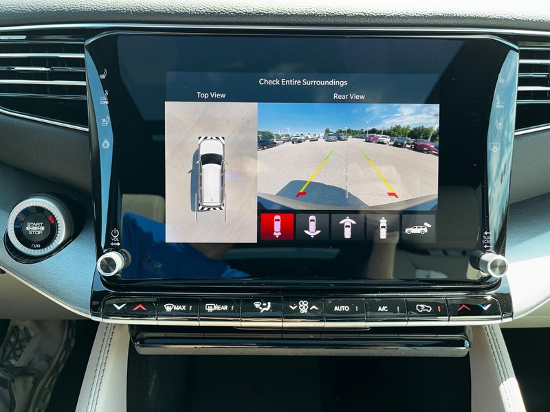 Jeep Wagoneer Vehicle Full-screen Gallery Image 18