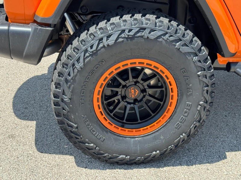 Jeep Wrangler Vehicle Full-screen Gallery Image 04