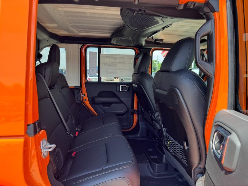 Jeep Wrangler Vehicle Full-screen Gallery Image 05