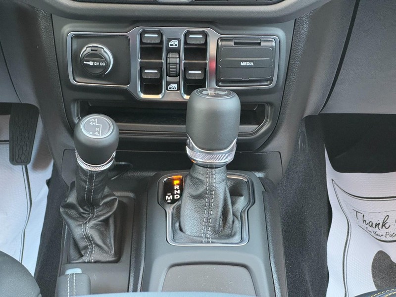 Jeep Wrangler Vehicle Full-screen Gallery Image 09